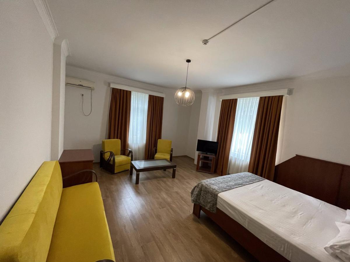 Hotel Aristocrat Tbilisi Esterno foto