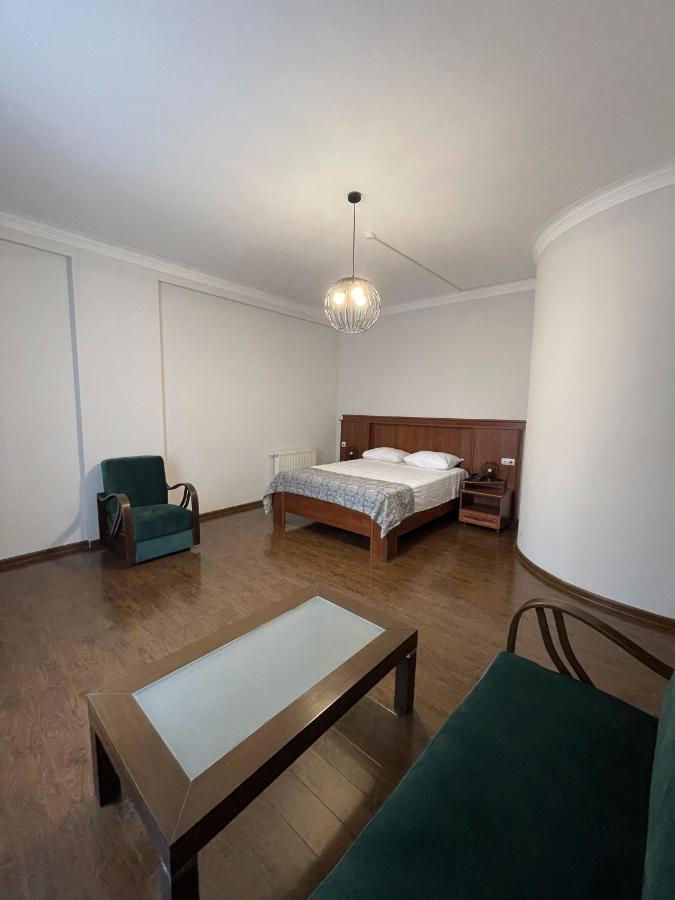 Hotel Aristocrat Tbilisi Esterno foto