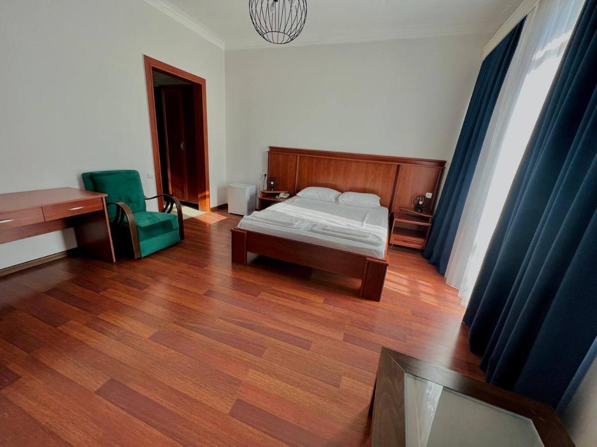 Hotel Aristocrat Tbilisi Esterno foto
