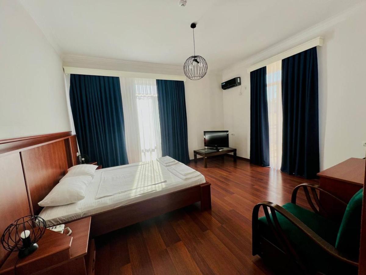 Hotel Aristocrat Tbilisi Esterno foto