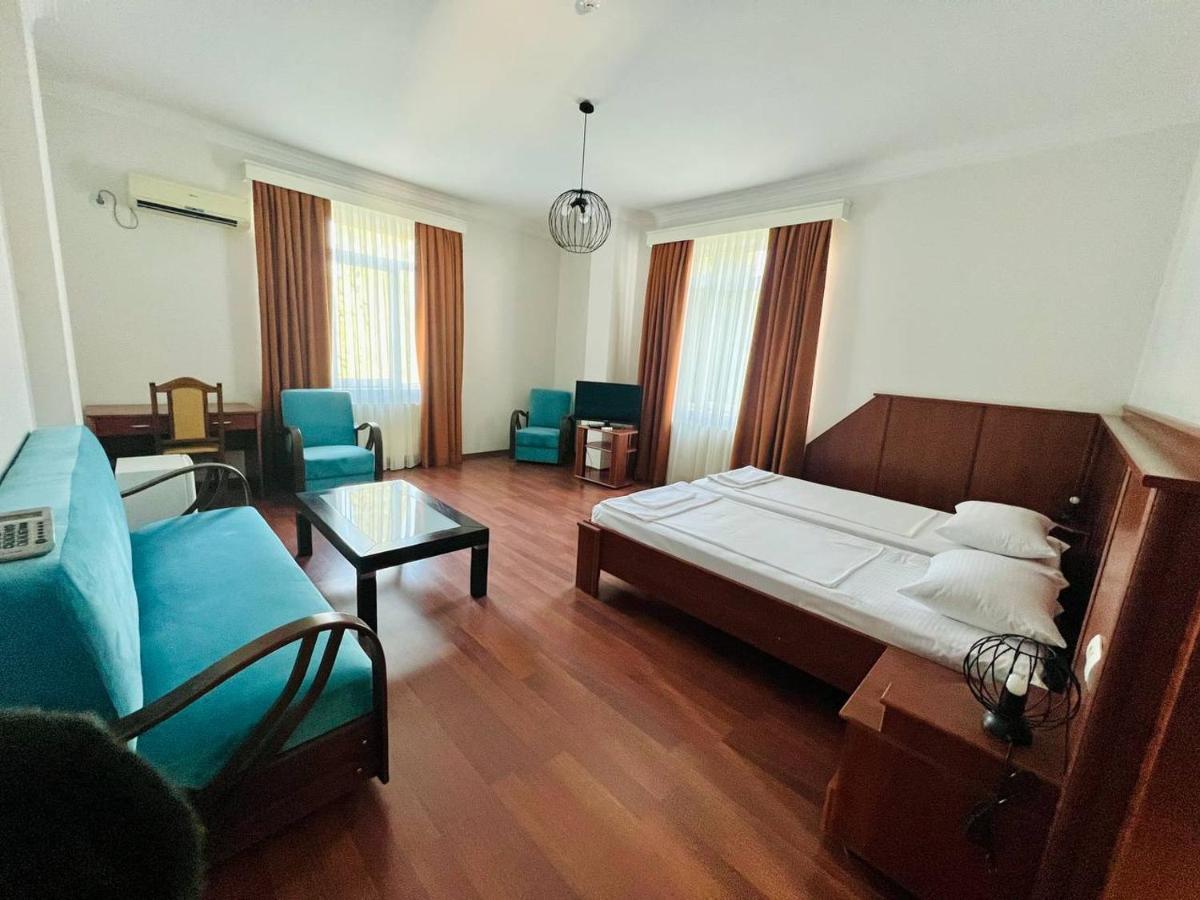 Hotel Aristocrat Tbilisi Esterno foto